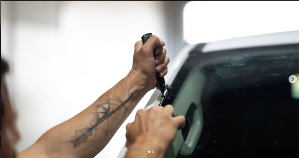 Cutting out a windscreen